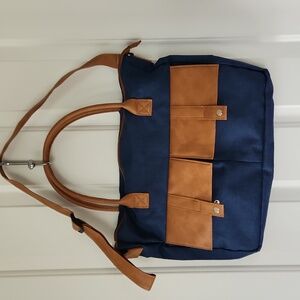 Tote bag with shoulder strap and handles